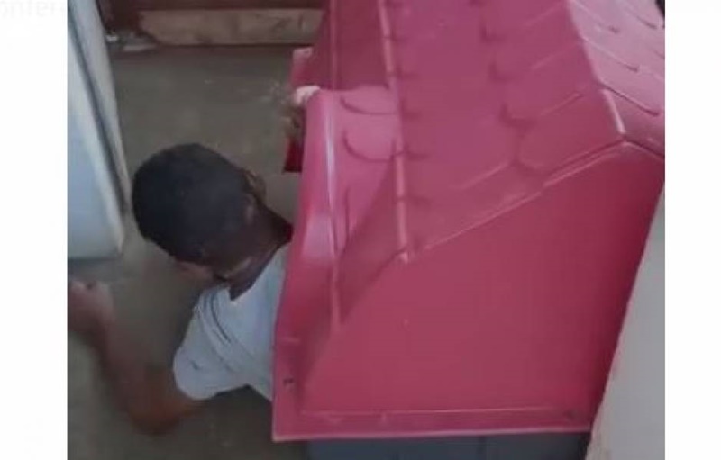 VÍDEO: Homem embriagado é flagrado pela polícia dormindo em casa de cachorro