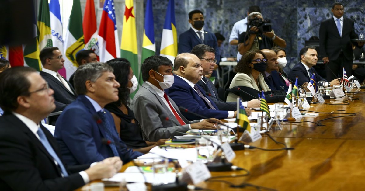 MAIS TEMPO: Fórum de Governadores prorroga congelamento do ICMS sobre gasolina