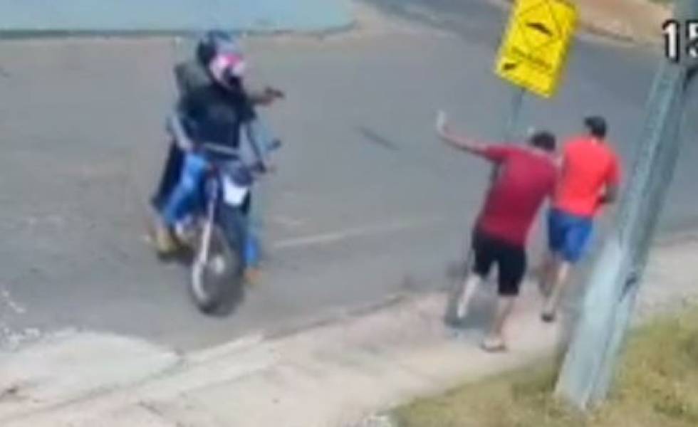 NA HORA: Imagens mostram o momento em que homem é assassinado