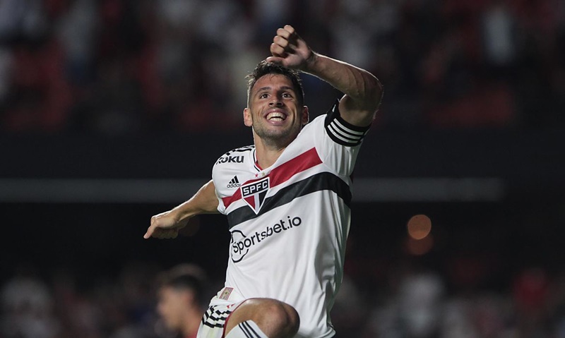 CAMPEONATO: São Paulo goleia Athletico-PR e assume liderança do Brasileiro