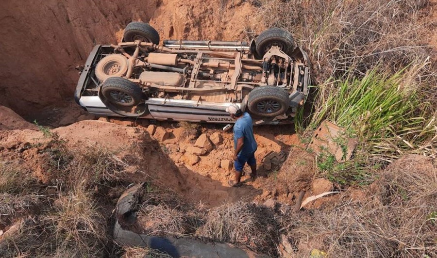 SEM CONTROLE: Mulher desmaia dirigindo camionete e despenca de barranco
