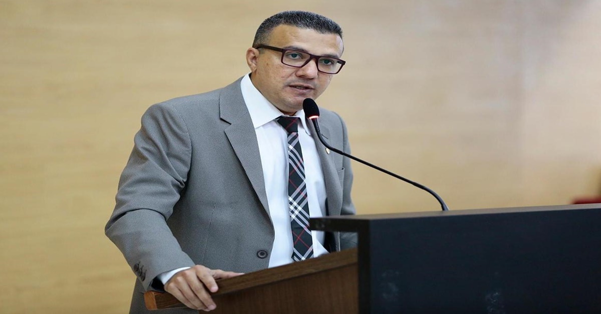 R$ 150 MIL: Alex Silva destina emenda para reforma na Escola 21 de Abril