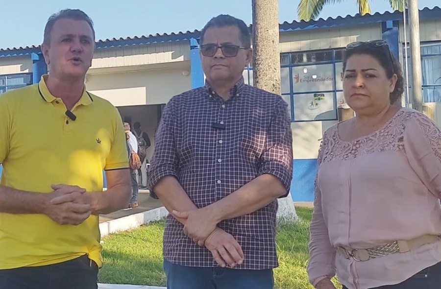 LUIZINHO GOEBEL: Deputado entrega veículo e moto em Colorado do Oeste