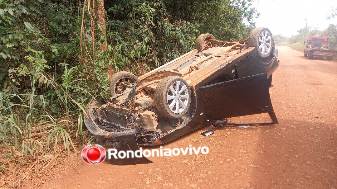 ESTRADA DOS JAPONESES: Carro capota após sair da pista e bater contra árvore