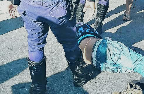 PORRADA: População surra dupla que invadiu residência e fez arrastão