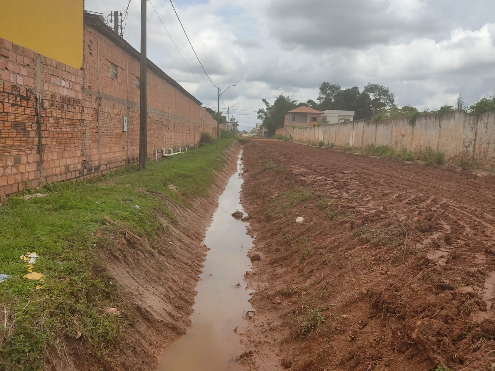 EDWILSON NEGREIROS: Prefeitura de Porto Velho limpa grande extensão de rua na zona Leste