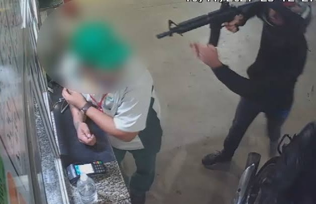  NA LESTE: Bandidos armados com fuzil realizam assalto em posto de combustíveis 