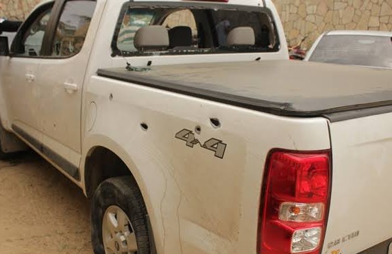 ATENTADO A BALA: Criminosos atiram mais de 30 vezes e atingem casa e caminhonete de homem 