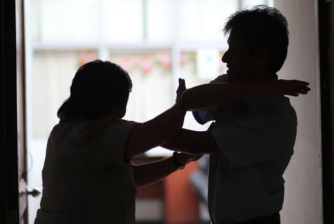 DESCONTROLADO: Filho espanca mãe e cunhado a pauladas ao chegar em casa alterado 