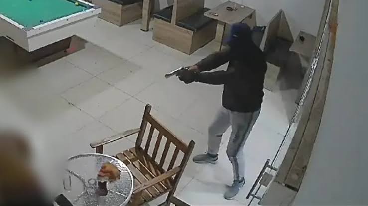 ATAQUE EM BAR: Vulgo 'Sapo' é atingido com sete tiros por membros de grupo criminoso 
