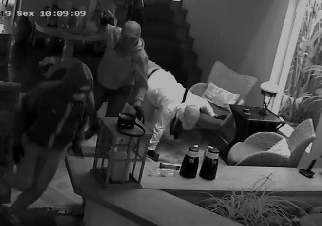 ASSALTO EM RESIDÊNCIA: Bando encapuzado rouba moto, exige pix e foge com vários celulares 