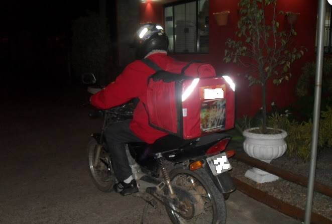 CILADA: Motoboy é assaltado por bandidos encapuzados que pediram lanche 