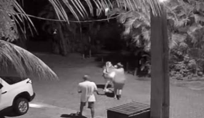 BRINCOU E APANHOU': Idosa é atacada por traficante em boca de fumo 