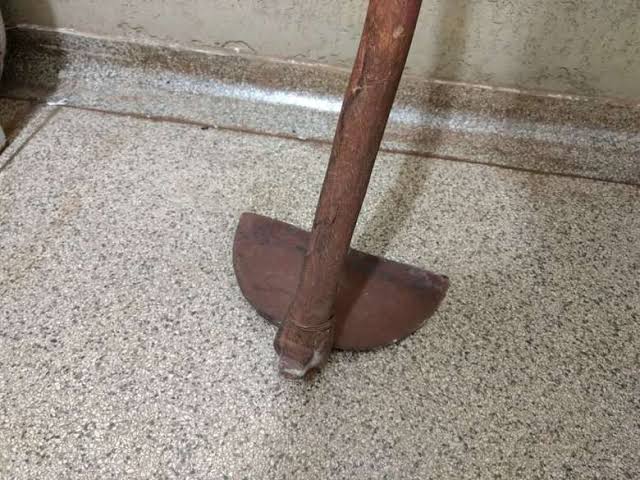 REAÇÃO: Homem leva golpe de enxada na cabeça ao tentar agredir ex-enteado 