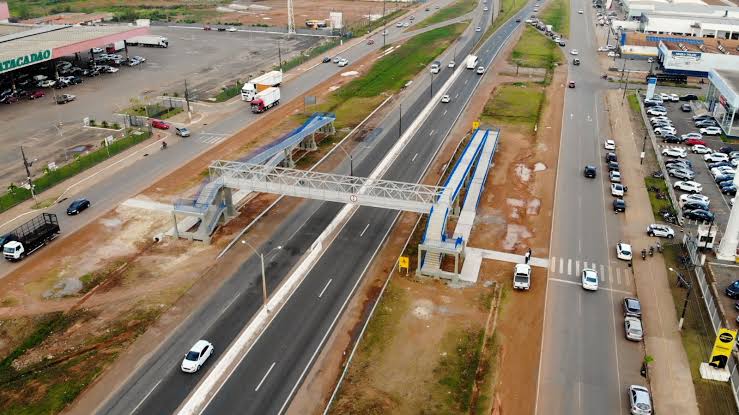 OUTRO ROUBO: Mulher é derrubada e assaltada por criminosos em passarela da BR-364