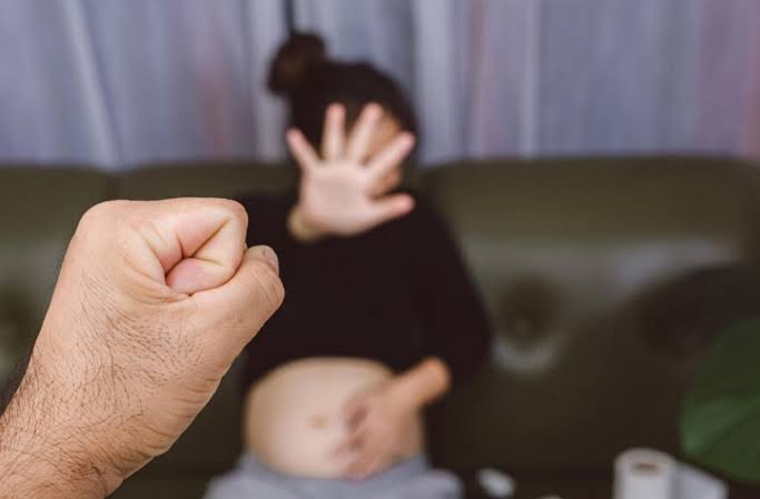 HOSPITALIZADA: Grávida é agredida na barriga com barra de ferro pelo marido 