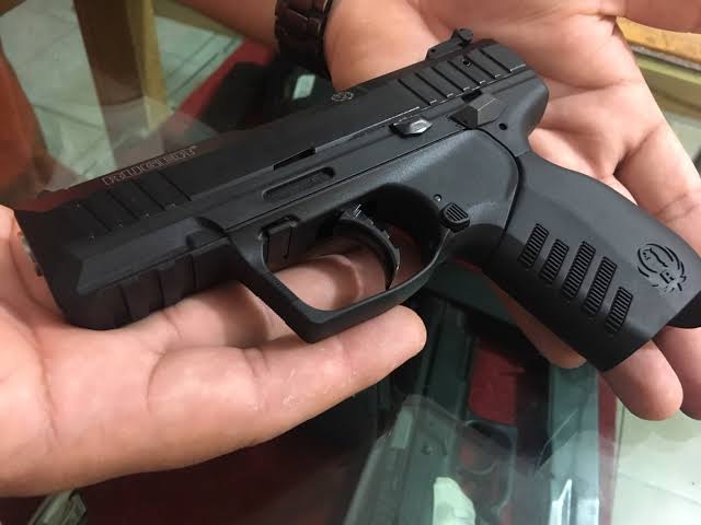 'SOU CAC': Colecionador de armas é preso durante abordagem da PM na frente de conveniência