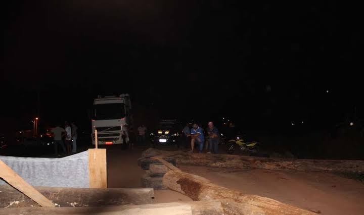 LIBERADA: População desbloqueia BR-364 após reunião com equipe do Governo