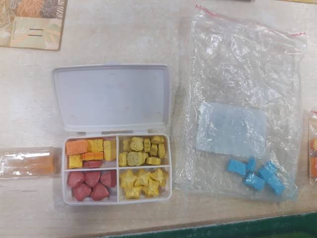 DROGAS SINTÉTICAS: Dupla é presa indo deixar LSD e ecstasy em boate a pedido de garotas