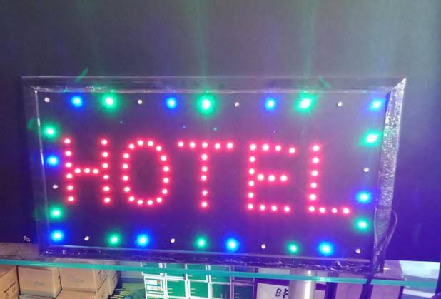 TARADO: Cliente aluga quarto e tenta estuprar recepcionista de hotel