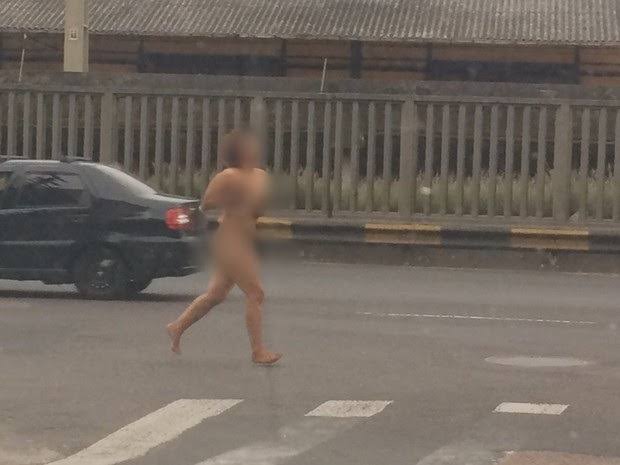 NO ANIVERSÁRIO: Mulher corre sem roupas na rua para escapar da fúria de namorado 