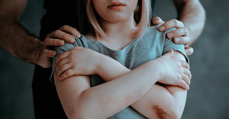 ABSURDO: Criança revela que foi estuprada próximo a campo de futebol 