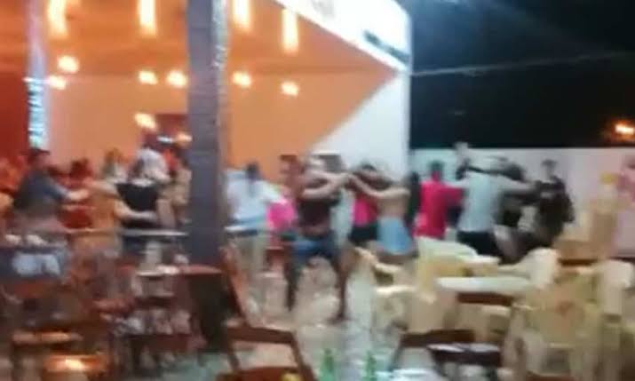 TRÊS DISPAROS: Homem é baleado durante confusão em conveniência 