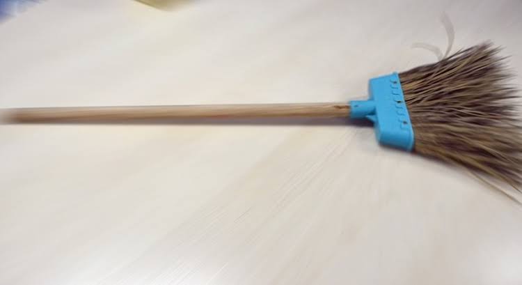 PAROU NA UPA: Mulher é espancada a vassourada pelo marido por beber com a amiga 