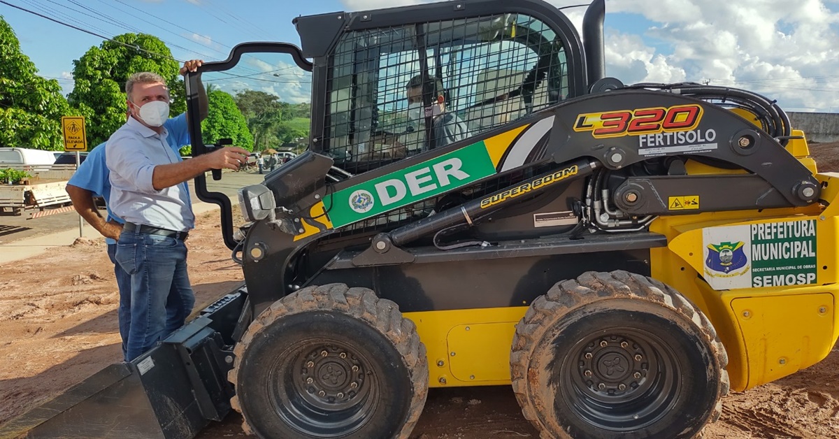 SANTA LUZIA DO OESTE: Luizinho Goebel entrega mini carregadeira Bobcat com equipamentos