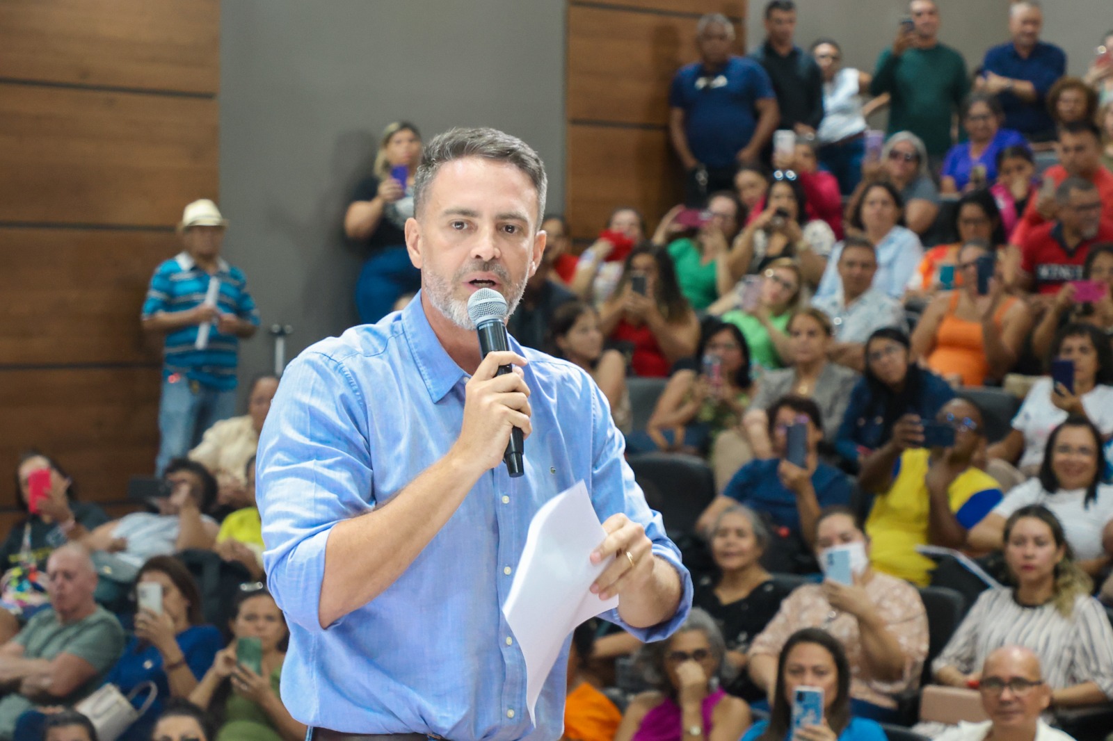 EXTRA: Prefeito Léo Moraes anuncia abono de Natal para servidores da educação e diferença do piso 