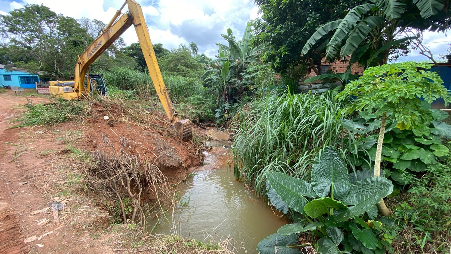 MANUTENÇÃO: Semob realiza limpeza em canal atendendo solicitação de Edimilson Dourado