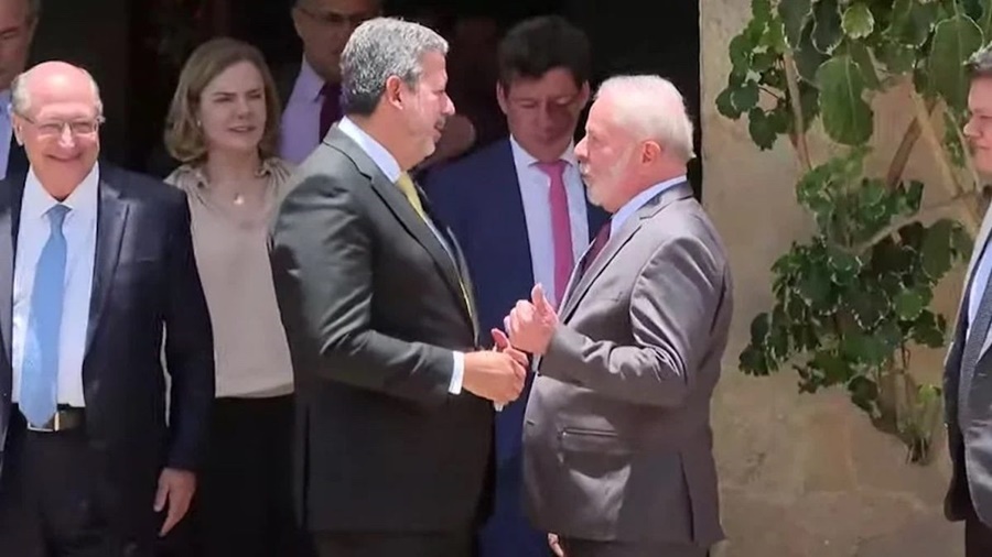 ARTICULAÇÃO:  PT apóia reeleição de Lira e briga por CCJ da Câmara