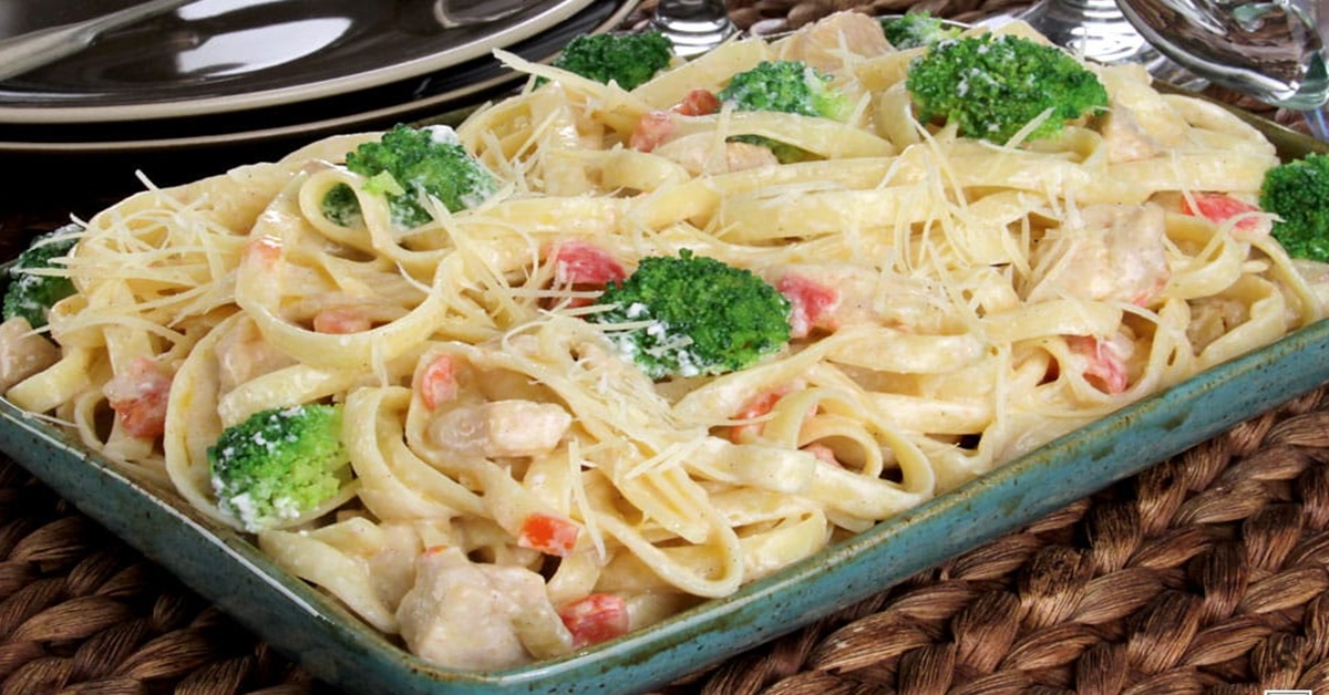 EM 30 MINUTOS: Macarrão ao molho de frango rápido e saboroso 