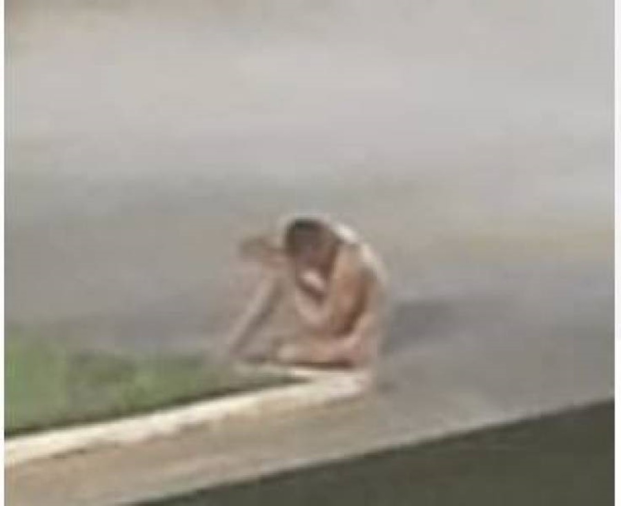 SEM ROUPA: Homens em picape Ranger são vistos espancando morador de rua