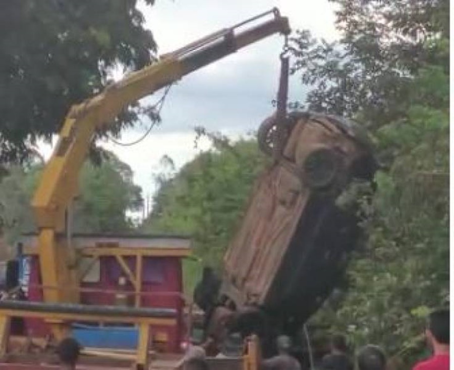 ACIDENTE: Motorista perde o controle da direção, carro despenca dentro de rio em Vilhena