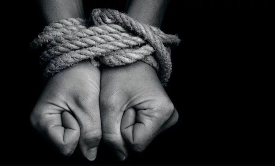 Mulher desmaia durante roubo em casa e acorda amarrada