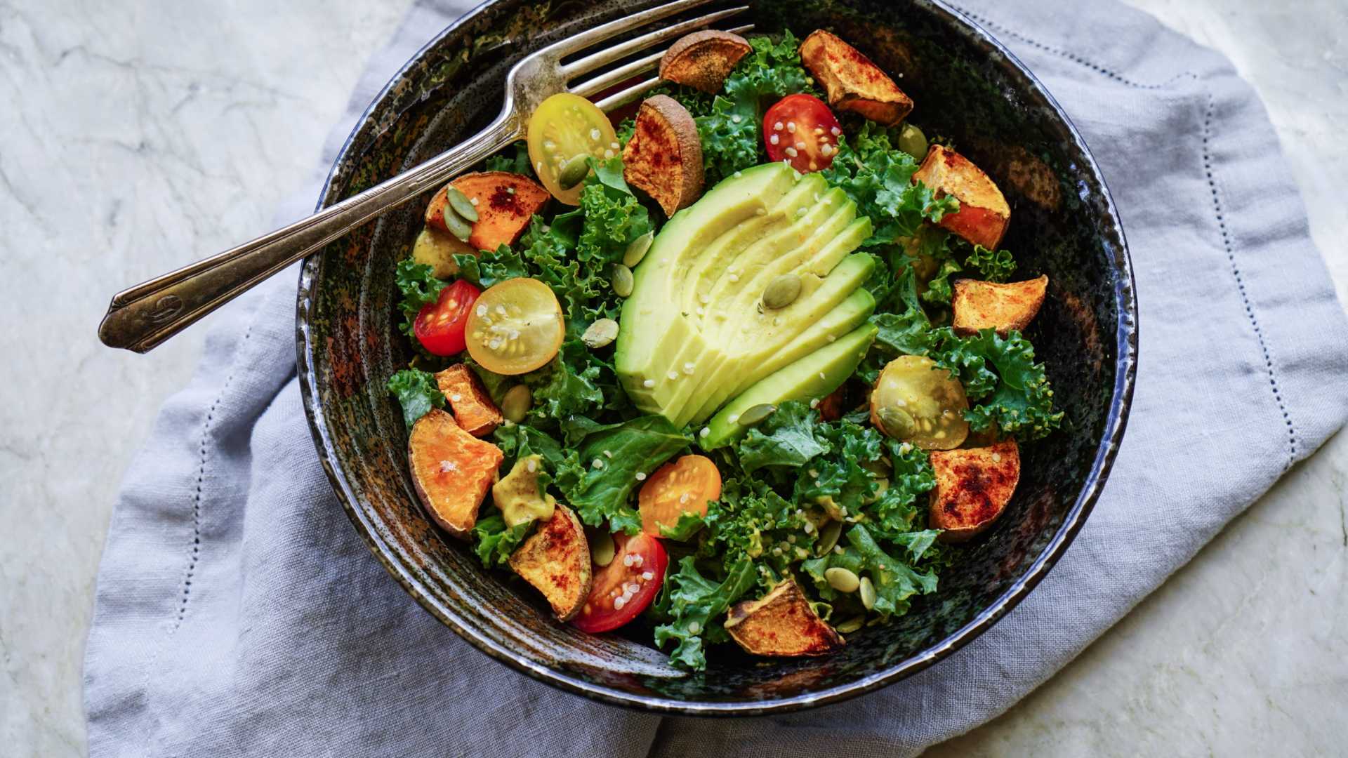 CULINÁRIA: 5 molhos saudáveis para temperar saladas