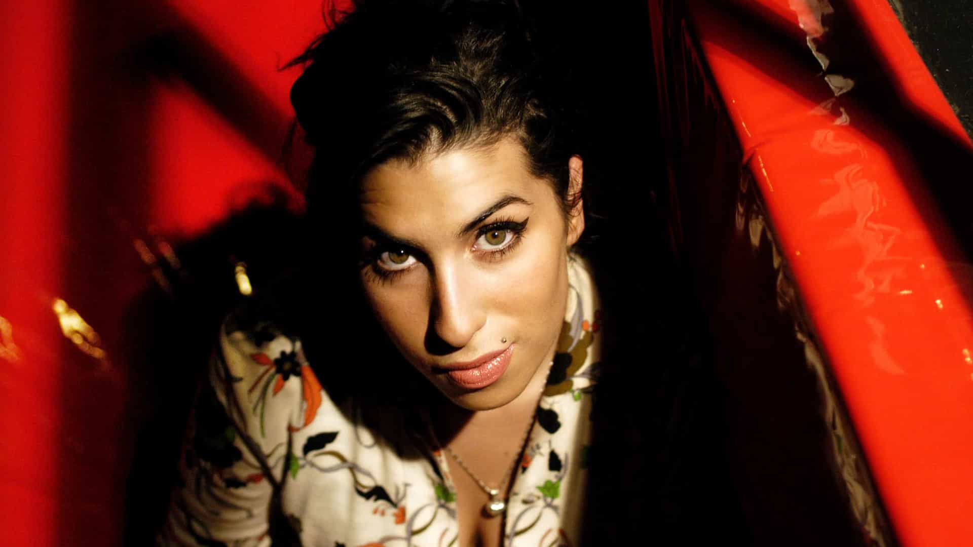 AMY WINEHOUSE: Cantora terá filme biográfico feito por diretor de 'Cinquenta Tons de Cinza'