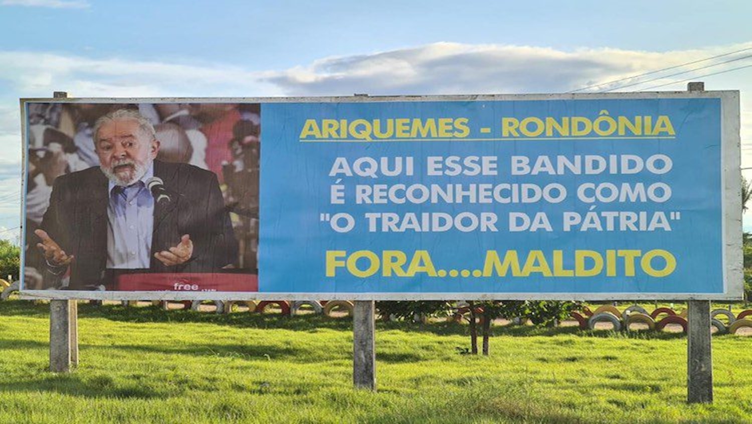 CONTRÁRIOS: Outdoors apócrifos contra Lula são fixados em Ariquemes