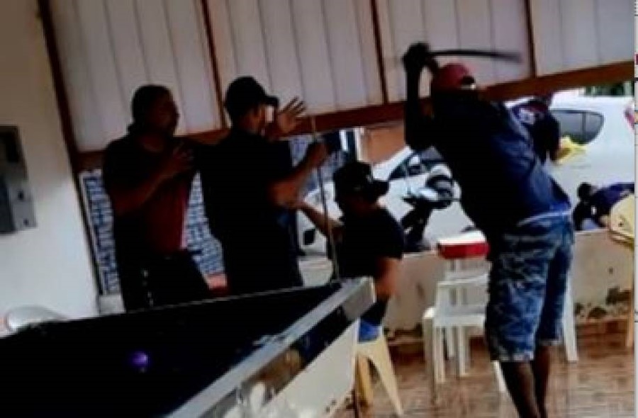 TACO DE SINUCA: Homem é espancado dentro de bar devido à discussão política