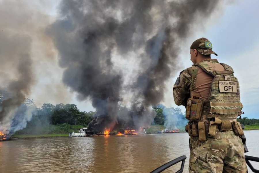 COMBATE: PF realiza operação contra garimpo no Rio Madeira e destrói dragas