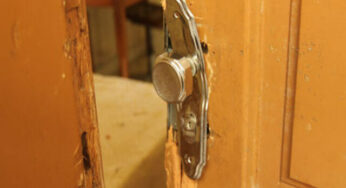 SURRADO: Dupla arromba porta de residência e espanca suspeito de furto a pauladas