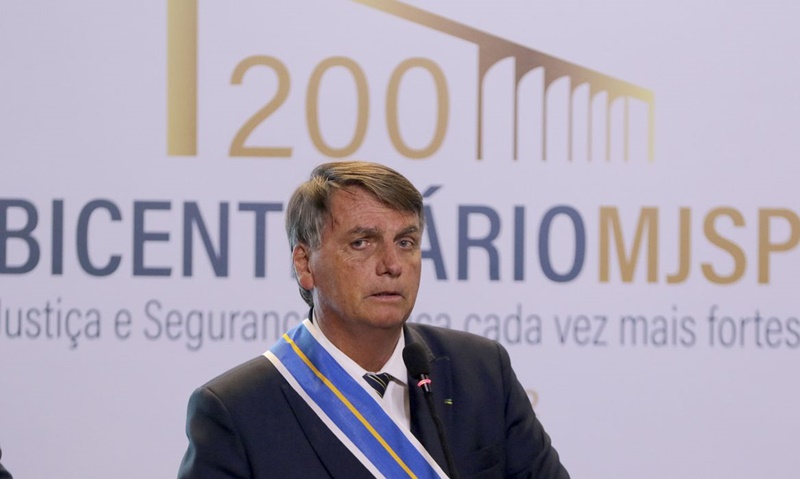 POLÊMICO: Bolsonaro envia projeto que abranda penas para policiais em caso de excessos