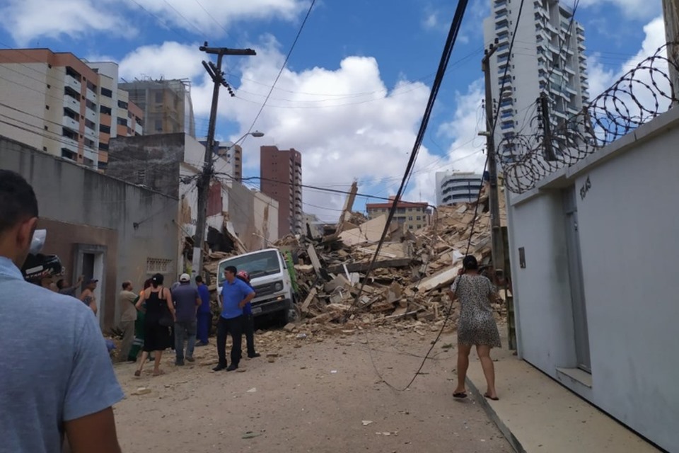 TRAGÉDIA: Prédio residencial desaba; Corpo de Bombeiros busca vitimas