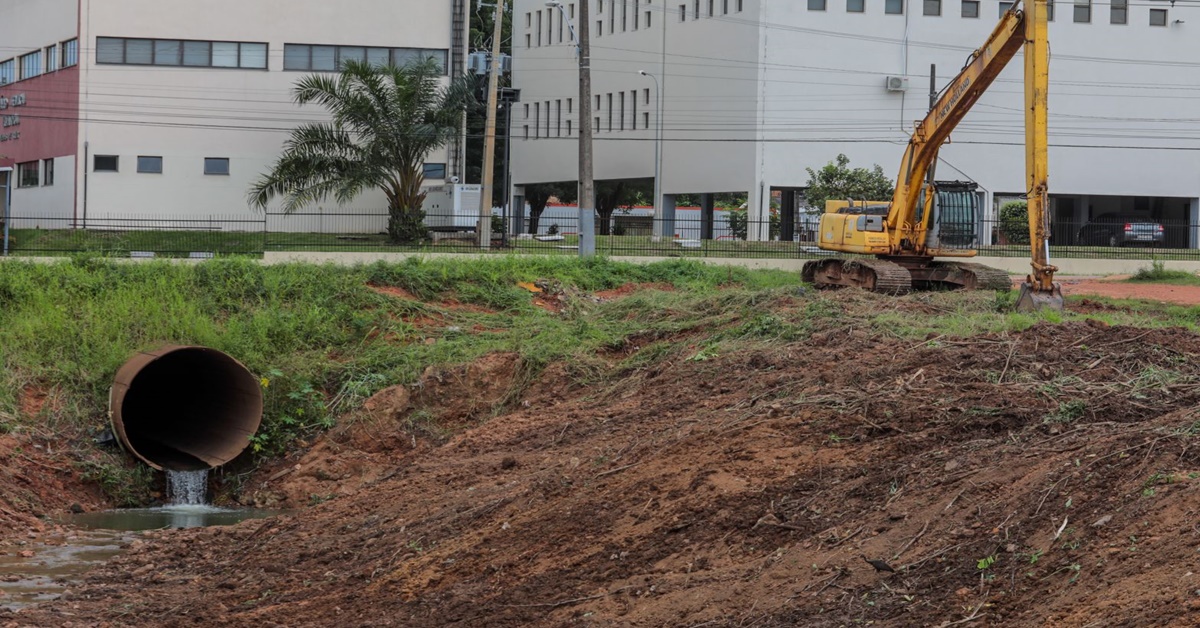 URBANISMO: Canais que cortam Porto Velho recebem limpeza
