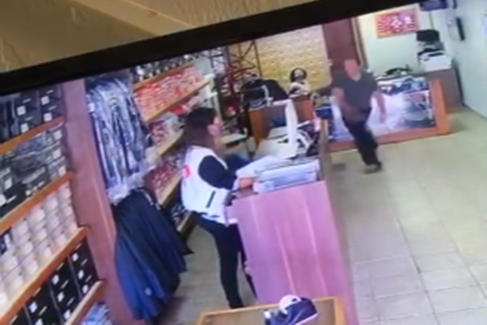 ASSISTA: Bombeiro ameaça e agride vendedoras em loja de uniformes; vídeo