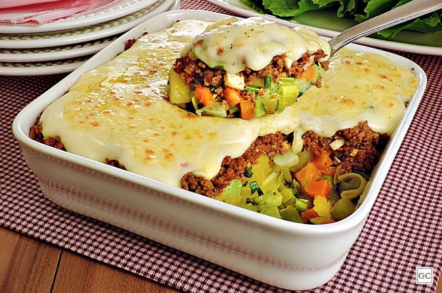 DELÍCIA: Aprenda a fazer carne moída gratinada com legumes