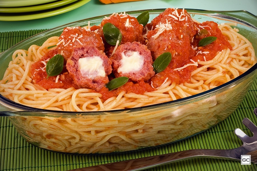 RECEITA: Macarronada com almôndegas de calabresa