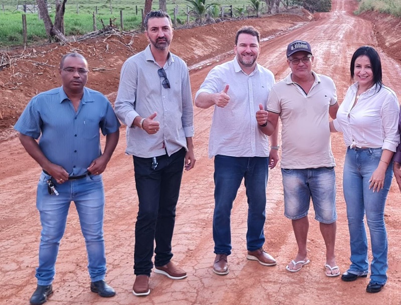 FISCALIZAÇÃO: Alex Redano vistoria obras de patrolamento na linha 105, em Alto Paraíso