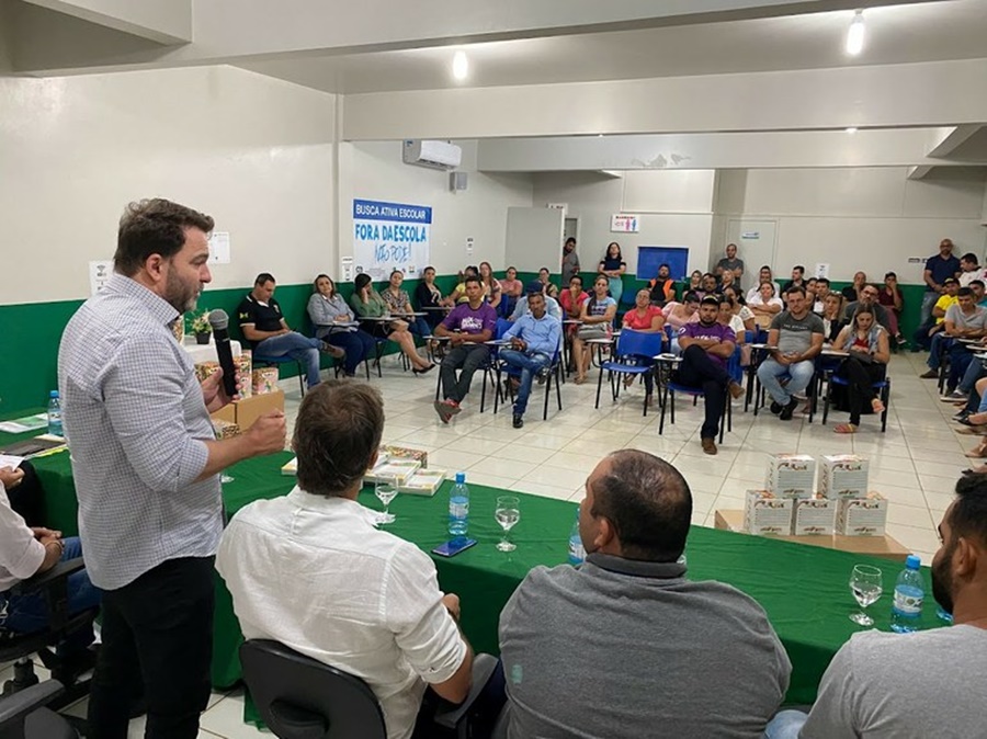 DEPUTADO: Alex Redano participa da entrega de material didático para alunos de Buritis